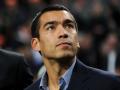 giovanni-van-bronckhorst-liat-ke-fans.jpg