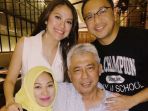 giring-dan-cynthia-riza-beserta-kedua-orang-tua-cynthia-riza_20181010_180755.jpg