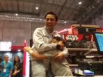 giring-dipeluk-anaknya-di-jakarta-comic-con_20150926_120427.jpg