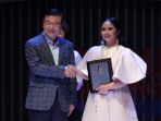 gita-gutawa-mendapat-penghargaan-dari-seoul_20170526_145216.jpg