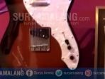 gitar-yon-koeswoyo-yang-dipajang-di-galeri-musik-dunia_20180106_021624.jpg