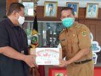 gm-tribunnews-vovo-susatio-menyerahkan-bantuan-3000-masker-ke-bupati-wonogiri.jpg