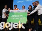 gojek-dan-kitabisa-menyerahkan-dana-bantuan-untuk-korban-banjir.jpg