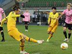 gol-penalti-gareth-bale-untuk-menyamakan-kedudukan-1-1-dalam-pertandingan-lask-vs-tottenham.jpg
