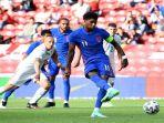 gol-penalti-rashford-ke-gawang-rumania.jpg