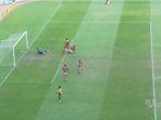 gol-penyerang-mamadou-hady-membawa-persewar-waropen-unggul-di-babak-pertama-atas-psbs-biak.jpg