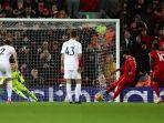 gol-striker-liverpool-mohamed-salah-melalui-eksekusi-penalti-ke-gawang-leeds.jpg