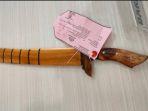 golok-untuk-bacok-anak-dan-istri.jpg