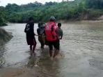 gotong-motor-seberangi-sungai.jpg
