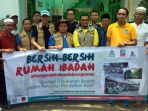 gotong-royong-bersih-rumah-ibadah_20170918_094207.jpg