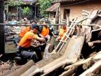 gotong-royong-pasca-banjir-bandang_20150113_220804.jpg