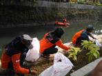gotong-royong-ribuan-relawan-sulap-kali-pepe-solo_20161009_150512.jpg