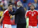 granit-xhaka-n-vladmir-petkovic_20160908_145720.jpg