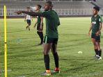greg-nwokolo-saat-menjalani-latihan-ringan-di-stadion-madya.jpg