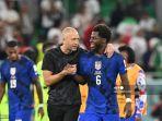 gregg-berhalter-merayakan-dengan-gelandang-as-yunus-musah.jpg