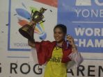 gregoria-mariska-tunjung-mengangkat-piala-dan-medali-emas_20171023_131139.jpg