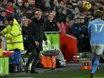guardiola-melempar-bola-ke-pemainnya-17-kevin-de-bruyne.jpg