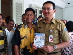 gubernur-ahok-anggap-survei-seperti-martabak-yang-punya-banyak-rasa_20161005_113125.jpg