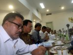 gubernur-ahok-dan-gubernur-rano-ikuti-rapat-kabinet-terbatas_20160501_204206.jpg