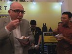 gubernur-ahok-jamu-dubes-australia-makan-batagor-kaki-lima_20160320_183042.jpg