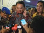 gubernur-ahok-usai-hadiri-pisah-sambut-kapolda-metro-jaya-konper_20160406_103253.jpg