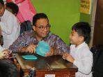 gubernur-anies-baswedan-ketika-membagikan-menu-makan-penuh-gizi-pada-anak-sd-jakarta.jpg