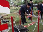 gubernur-bank-indonesia-ziarah-ke-tmp_20170811_083948.jpg
