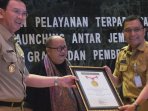 gubernur-dki-dan-kepala-bptsp-mendapat-penghargaan-muri_20160120_164627.jpg