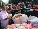 gubernur-dki-jakarta-anies-baswedan-saat-menghadiri-kegiatan-operasi-pasar-murah.jpg