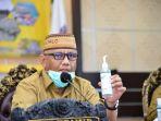 gubernur-gorontalo-rusli-habibie-dalam-konferensi-pers.jpg