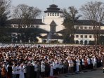 gubernur-jabar-dan-wakilnya-salat-ied-di-gasibu-gedung-sate_20160710_163829.jpg