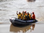 gubernur-jabar-menyusuri-sungai-citarum-dengan-prahu-karet_20160606_112227.jpg