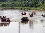 gubernur-jabar-menyusuri-sungai-citarum-dengan-prahu-karet_20160606_112446.jpg