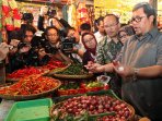 gubernur-jabar-sidak-harga-kebutuhan-pokok-jelang-ramadan_20150608_184905.jpg