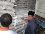 gubernur-jambi-hasan-basri-agus-menyalurkan-bantuan-pupuk_20150713_095354.jpg