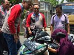 gubernur-jateng-ganjar-pranowo-bantu-pengendara-motor-masuk-selokan_20171026_213345.jpg