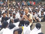 gubernur-jateng-ganjar-pranowo-di-depan-mahasiswa-polines_20170830_211938.jpg