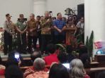 gubernur-jateng-ganjar-pranowo-kunjungi-gereja-katedral-semarang_20171224_223932.jpg