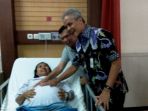 gubernur-jateng-ganjar-pranowo-mengelus-perut-ibu-hamil_20171125_100906.jpg
