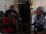 gubernur-jateng-ganjar-pranowo-mengunjungi-rumah-supono.jpg