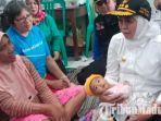 gubernur-jatim-khofifah-menggendong-bayi-korban-banjir-madiun.jpg