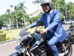 gubernur-jawa-barat-ridwan-kamil-kendarai-sepeda-motor-listrik-di-gedung-pakuanjpg.jpg