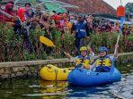 gubernur-jawa-barat-ridwan-kamil-menaiki-perahu-berwarna-kuning.jpg