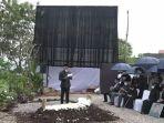 gubernur-jawa-barat-ridwan-kamil-saat-berada-di-area-pemakaman-putranya.jpg