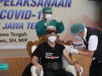 gubernur-jawa-tengah-ganjar-pranowo-disunti-vaksin-covid-19-di-rsud-tu.jpg