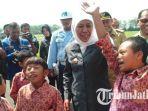 gubernur-jawa-timur-khofifah-indar-parawansa-bercengkerama-dengan-para-murid-slb.jpg