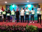 gubernur-jawa-timur-khofifah-indar-parawansa-melepas-atlet-dan-pelatih-jatim.jpg