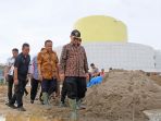 gubernur-kalimantan-utara-irianto-lambrie-saat-meninjau-pengerjaan-renov_20180715_161626.jpg