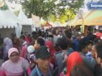 gubernur-kalsel-buka-pasar-wadai-ramadan-2015_20150619_223912.jpg