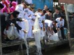 gubernur-kaltara-irianto-lambrie-lepas-bibit-ikan-patin_20160422_102804.jpg